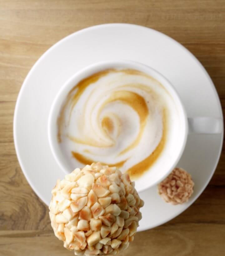 GiOTTO Haselnuss fällt auf Tasse