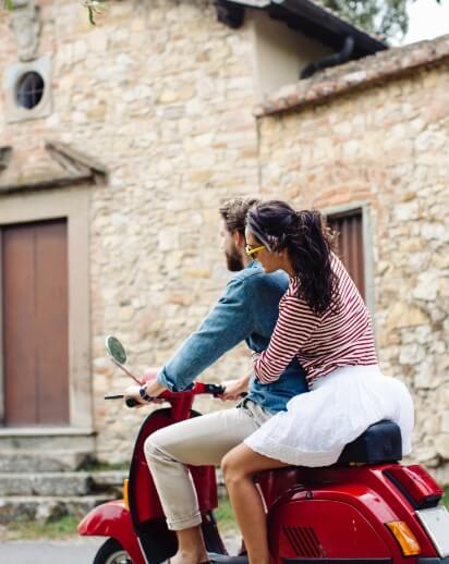 Italien mit Paar auf Vespa