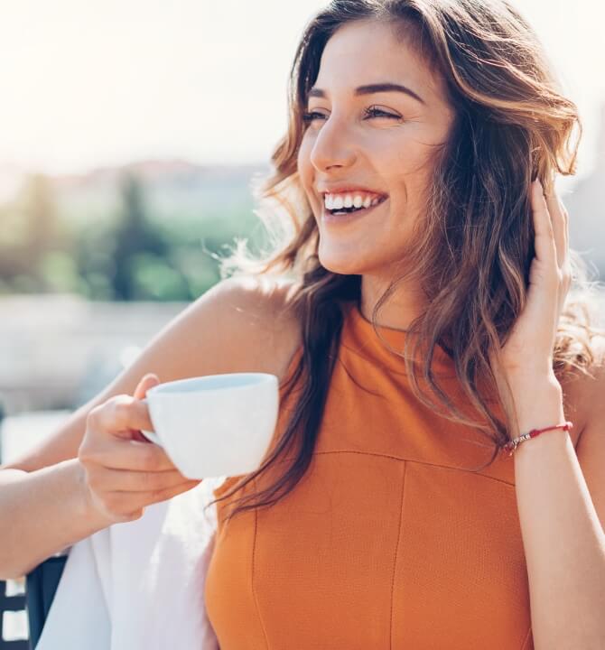 Frau genießt Kaffee in Italien