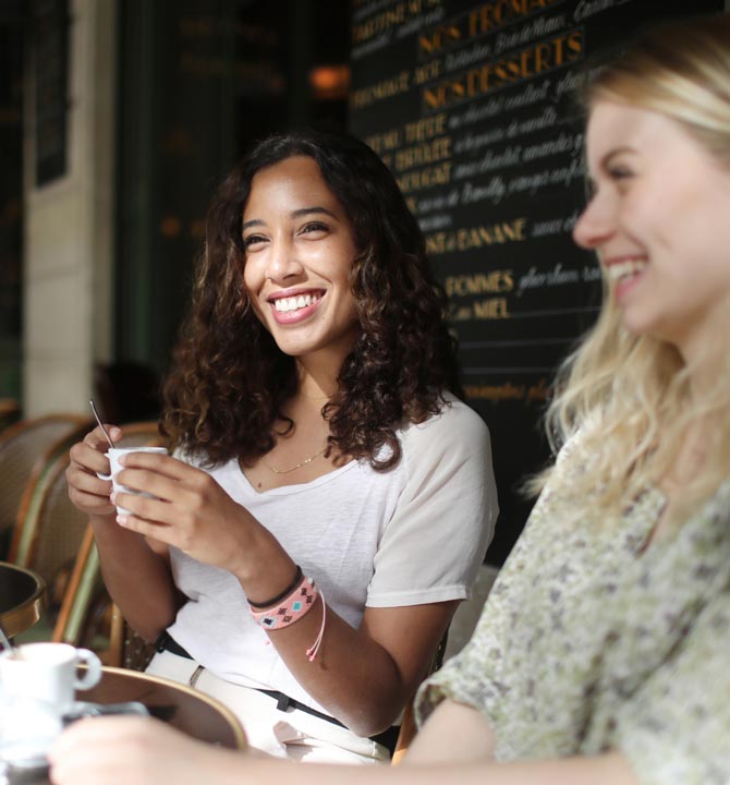 Freundinnen trinken Kaffee im Frühling