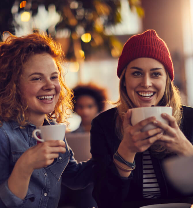 Freundinnen trinken Kaffee im Winter
