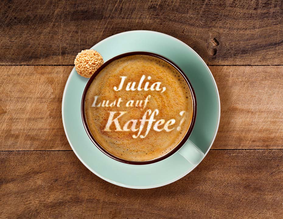 Kaffee mit Schrift auf Schaum